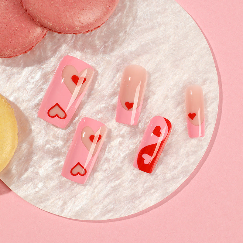 Künstliche Nagelkunst mit Herz-Design und Glitzerakzenten Karnz