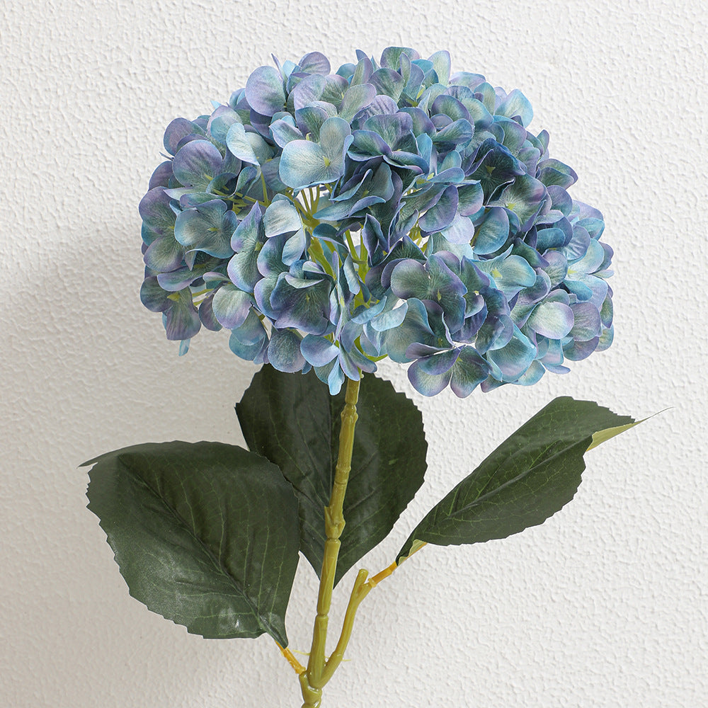 Kunsthortensienzweig mit detaillierten Blüten Karnz