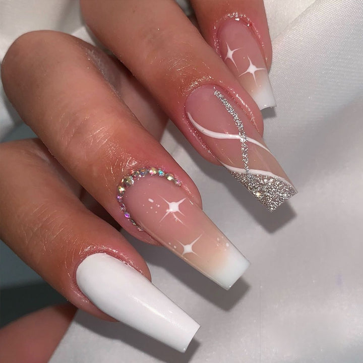 Elegante Stiletto Press-On Nagelkunst mit Strass-Akzenten Karnz