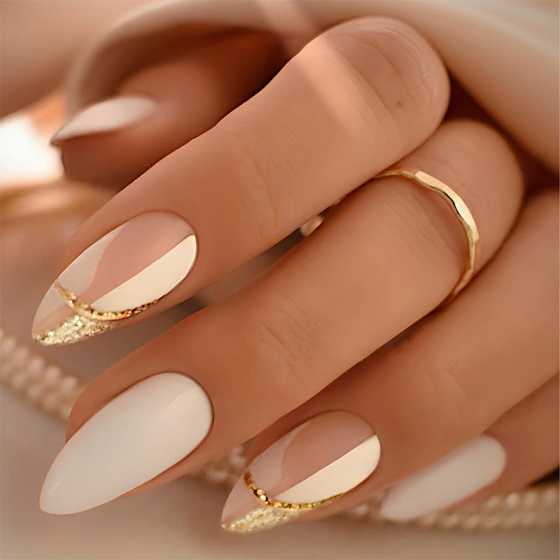Elegantes Press-On-Nagelset mit künstlerischen Goldakzenten Karnz
