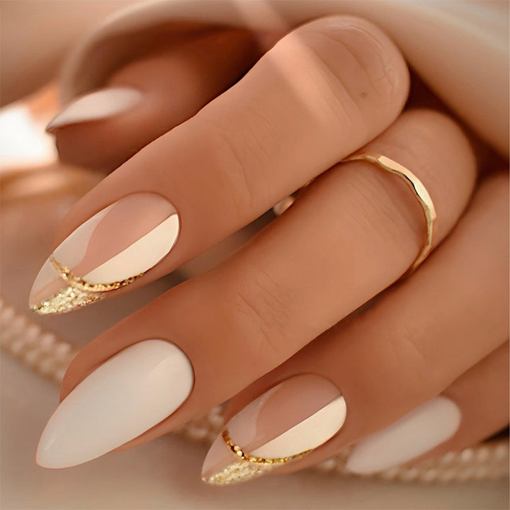 Elegantes Press-On-Nagelset mit künstlerischen Goldakzenten Karnz