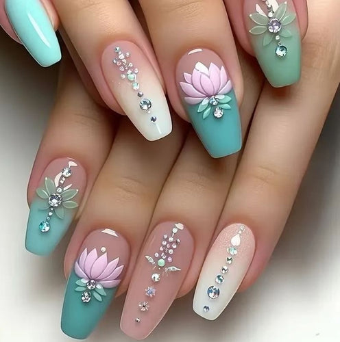 Elegante florale Edelstein-Nagelkunst Karnz