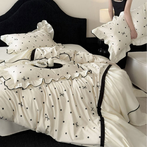 Rüschensatin-Style Polka Dot Bettbezug Set mit schwarzem Paspel