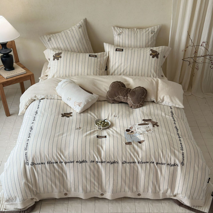 gestreiftes Baumwoll-Bettwäsche-Set mit bestickten Teddybär-Applikationen und Knopfverschluss
