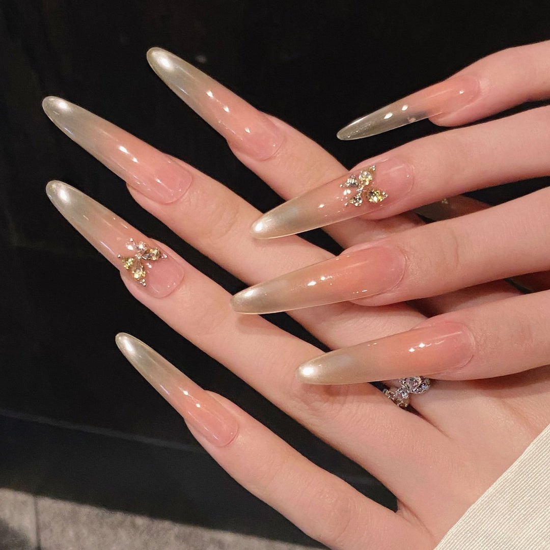 Dekorativer Press-On Nagelset mit Schmuckakzenten