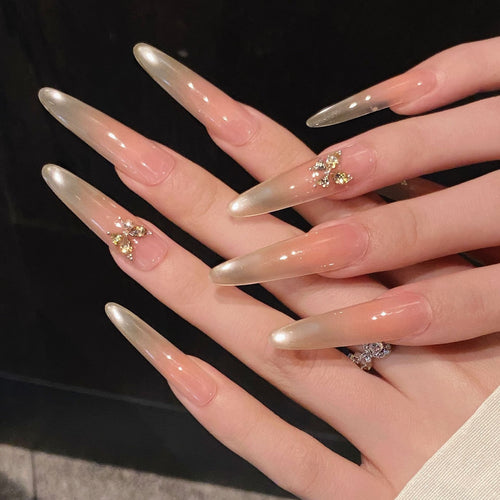 Dekorativer Press-On Nagelset mit Schmuckakzenten