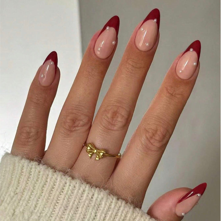 Kunstnagelset mit elegantem Spitzen-Design und schimmernden Akzenten Karnz