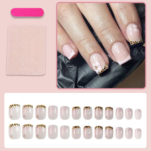 Kunstnagelset mit eleganter französischer Spitze und floralem Akzent Karnz