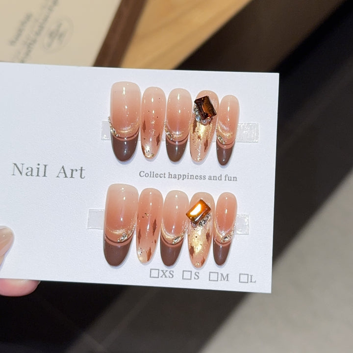 Kunstnägel mit Elegantem Glitzer- und Goldakzentdesign Karnz
