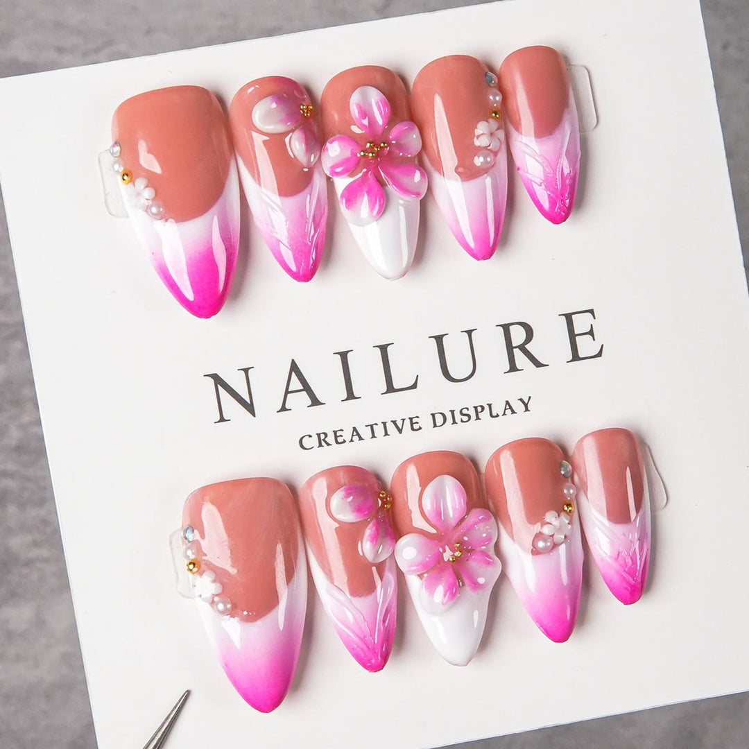 Floral Design Press-On Nail Set mit Juwelenakzenten