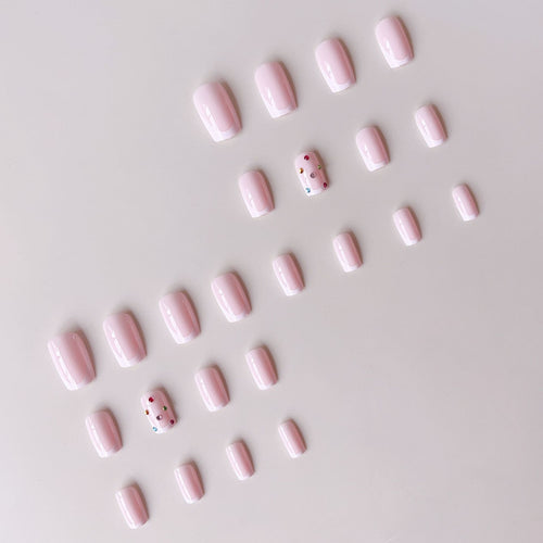 Nagelkunstset mit eleganten French-Spitzen und funkelnden Strassverzierungen Karnz