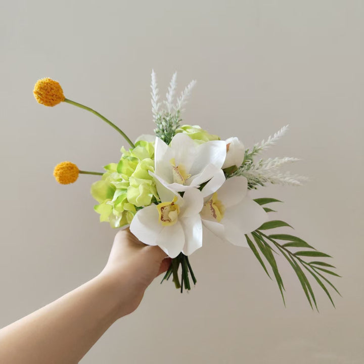 Lebensechte Blumenarrangement mit Orchideen und Grünpflanzen