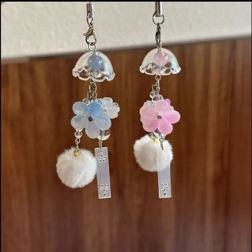 Dekorativer Blumen- und Pom Pom Charm Schlüsselanhänger Karnz