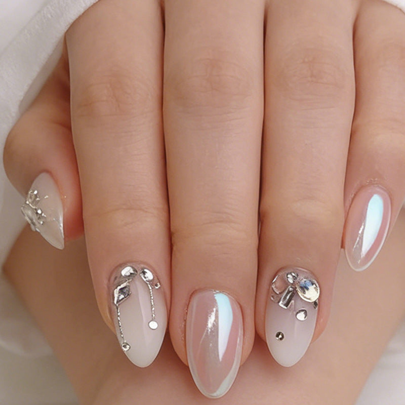 Kunstnagelset mit eleganten Glitzerverzierungen und feinem Finish Karnz