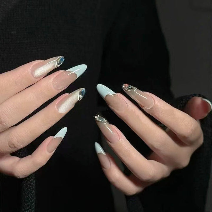 Dekorativer Fashion-Nagel-Set Karnz