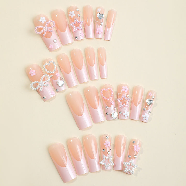 Glamouröses Kunstnagelset mit 3D-Schleifen und Glitzersteinen Karnz