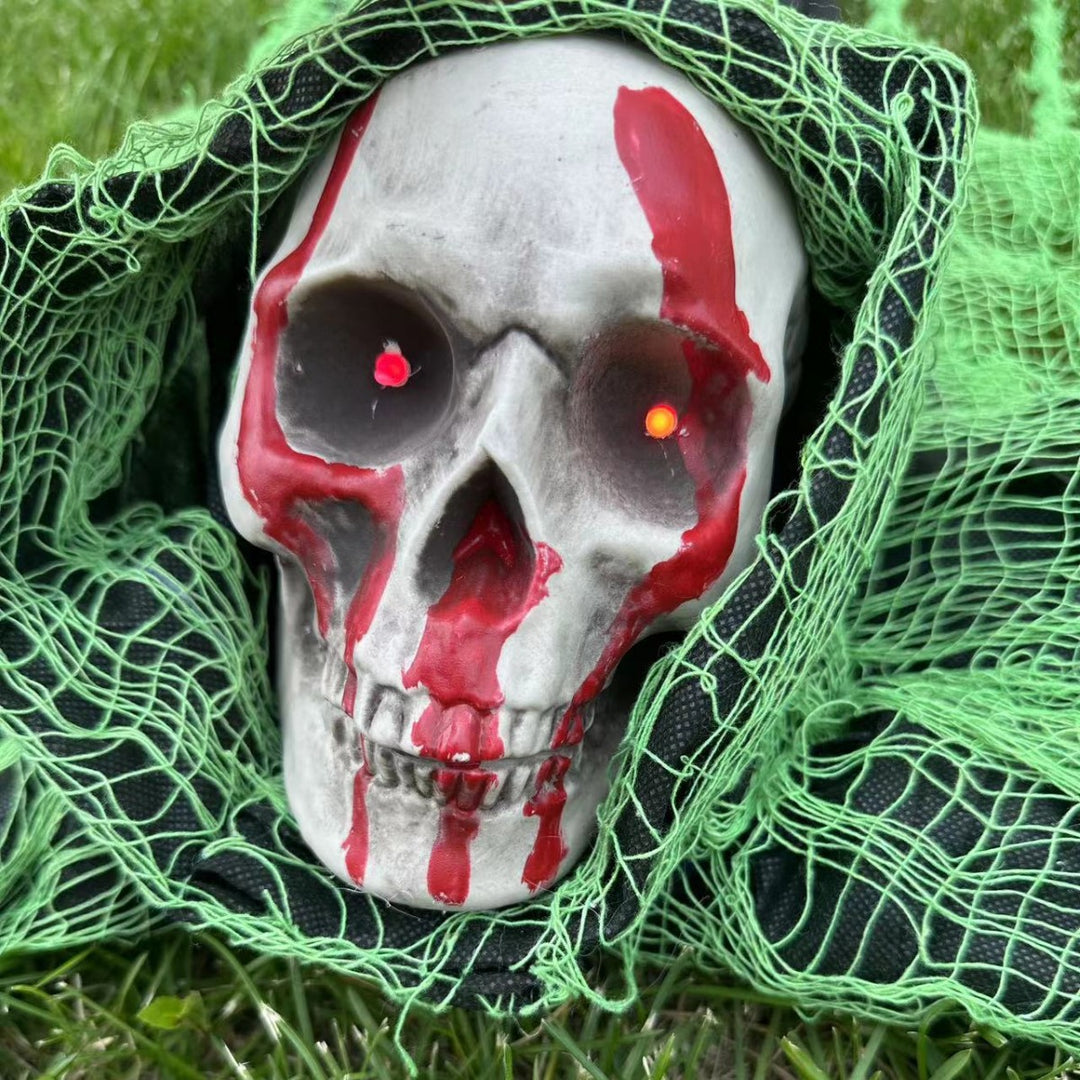 Gruselige kriechende Halloween-Dekofigur mit Schädel, blutigen Händen und zerrissener Netzstoffbespannung