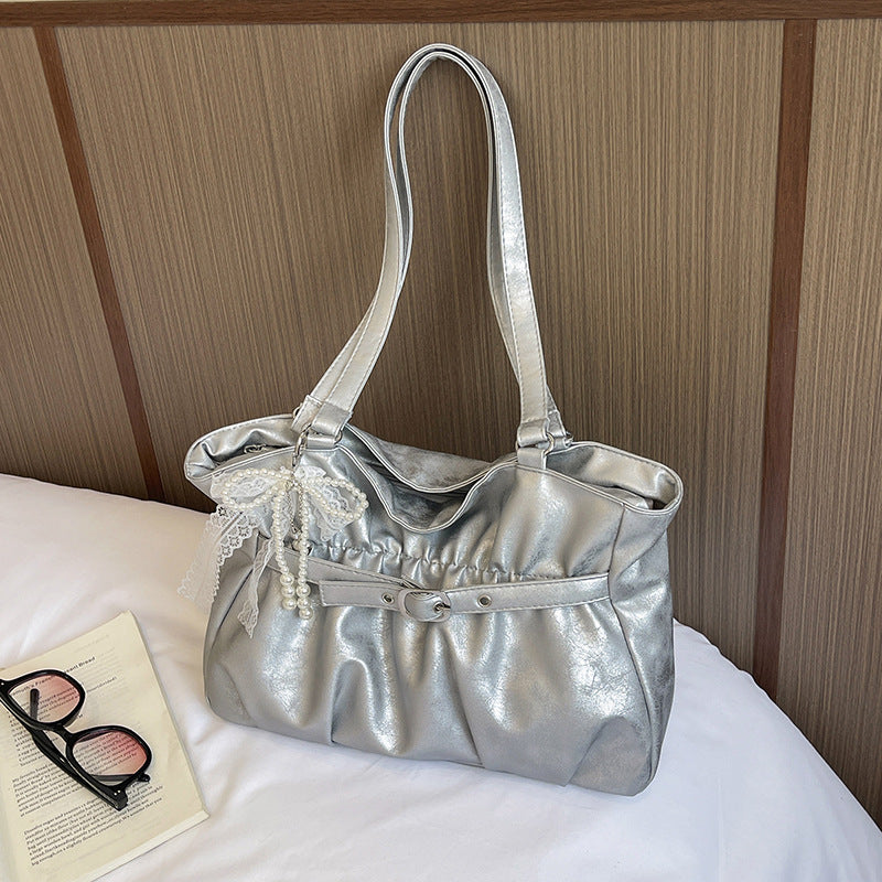 Elegante Leder Tragetasche mit dekorativen Akzenten