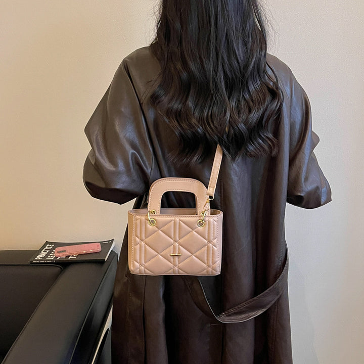 Gepolsterte Mini-Handtasche mit dualen Trageoptionen