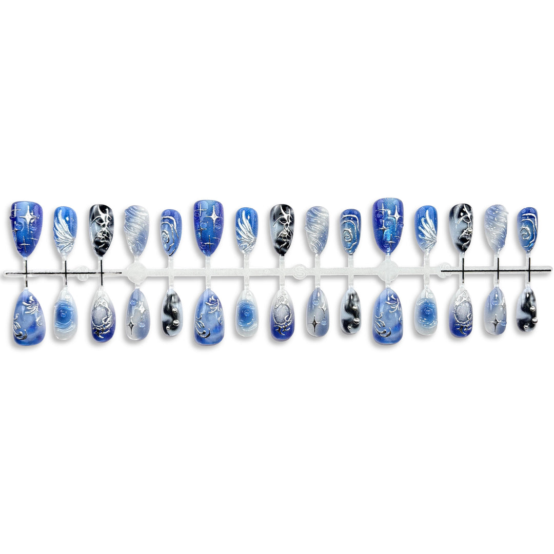 Künstlerisches Druck-Nagelkunst-Set mit eleganten blauen Designs
