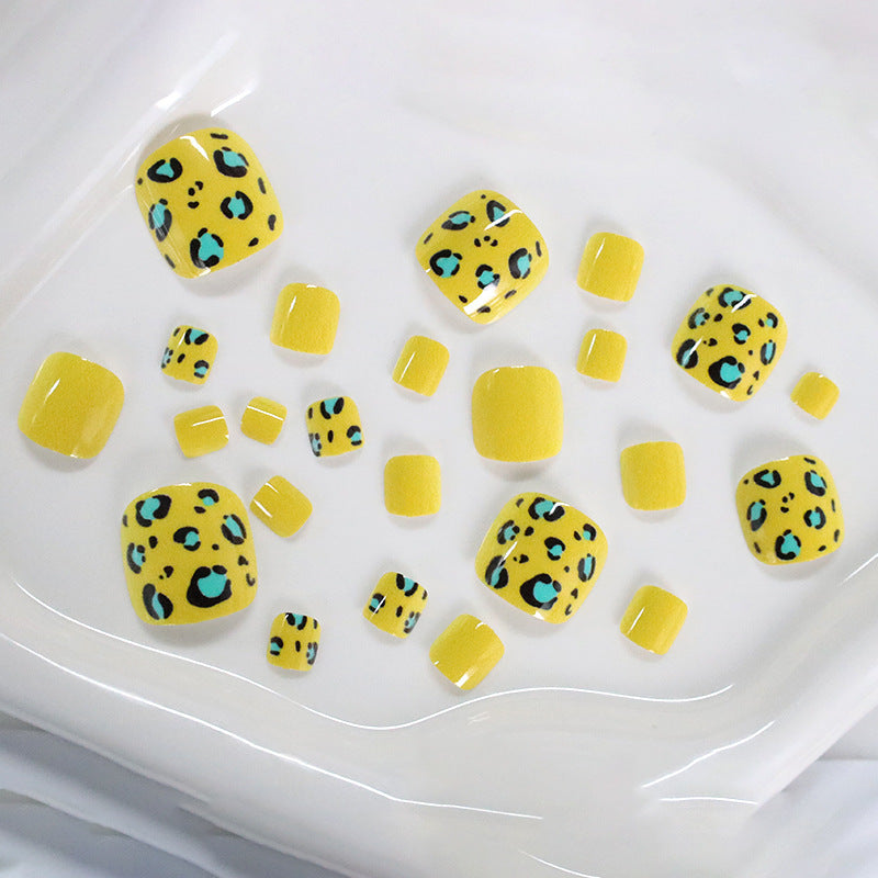 Stylische Tierdruck Pediküre Nagelkunst Karnz