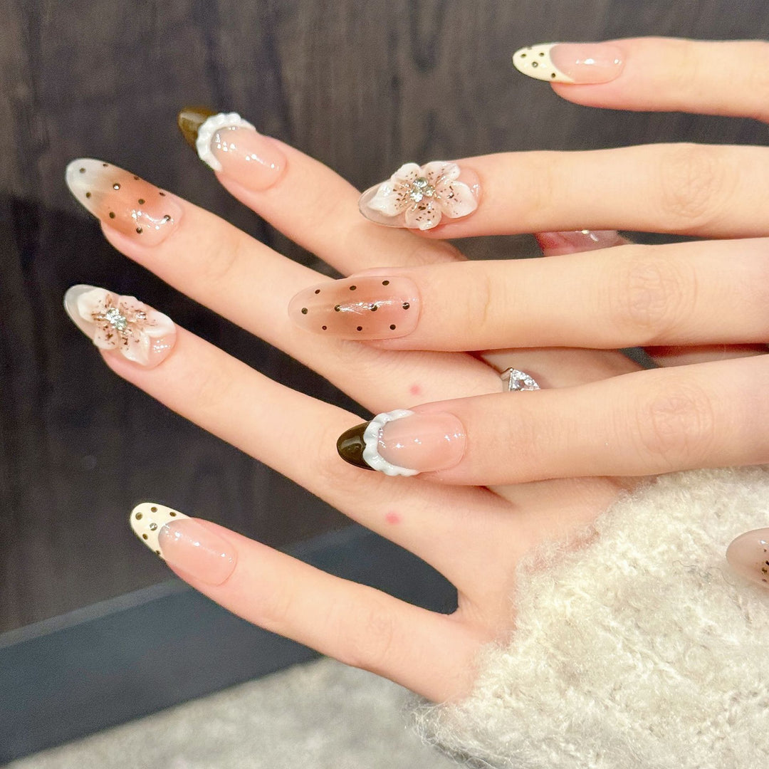 Künstlerisches Floral Press-On Nageldesign Set