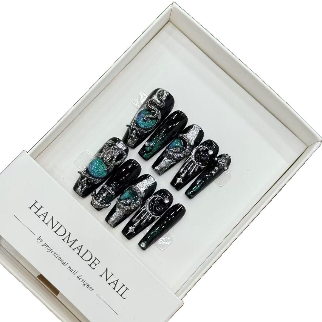 Künstlerisches Press-On Nagelkunst Set mit bezaubernden Designs