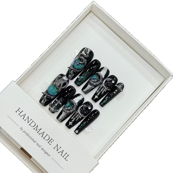 Künstlerisches Press-On Nagelkunst Set mit bezaubernden Designs