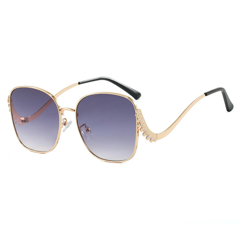 Damen auffällige Sonnenbrille mit funkelnden Applikationen Karnz