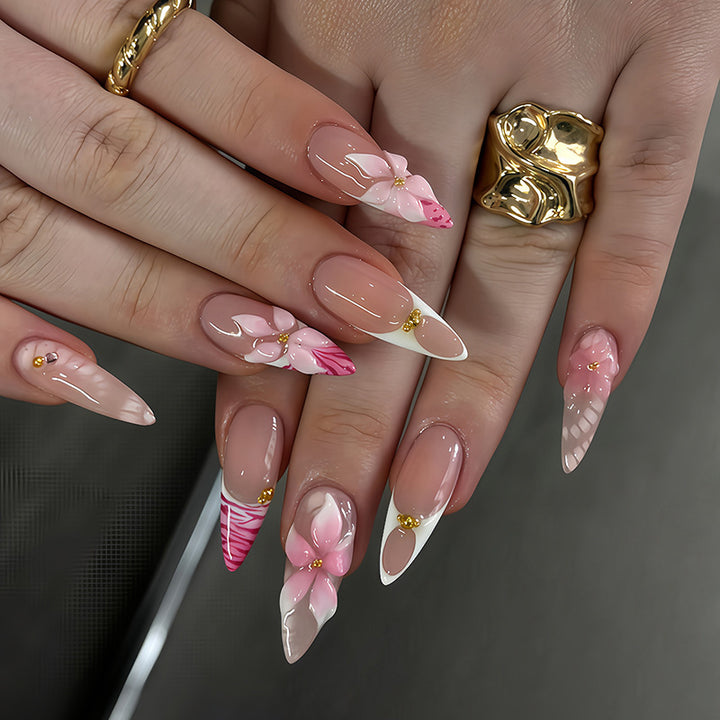 Kunstnagelset mit floralen und eleganten Designelementen Karnz