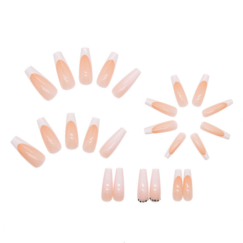Elegantes Kunstnagelset mit Hochglanz- und French-Spitzen Karnz