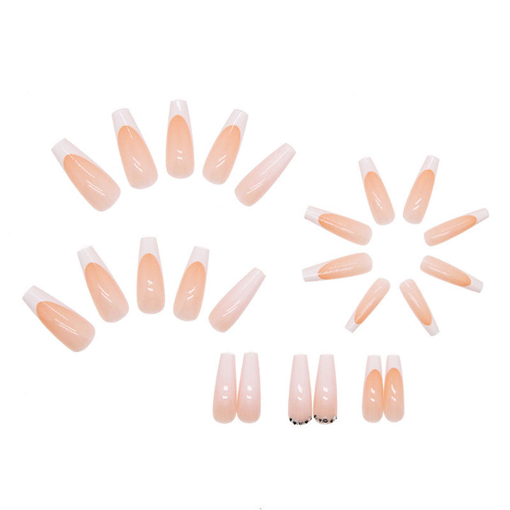Elegantes Kunstnagelset mit Hochglanz- und French-Spitzen Karnz
