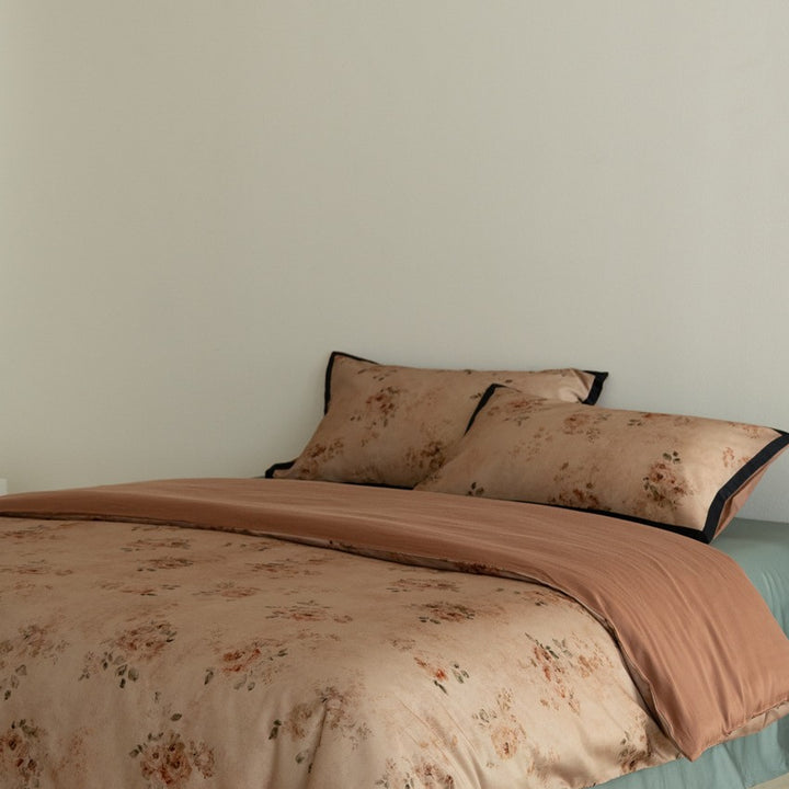Bettwäsche-Set aus Baumwollsatin mit floralem Vintage-Rosenprint und kontrastierender Paspel