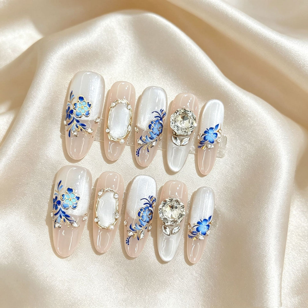 Blumengeschmücktes Press-On-Nagelset mit Edelsteinakzenten