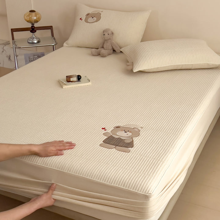 Gestepptes Matratzentopper mit Hasen-Applikation und rutschfester Unterseite