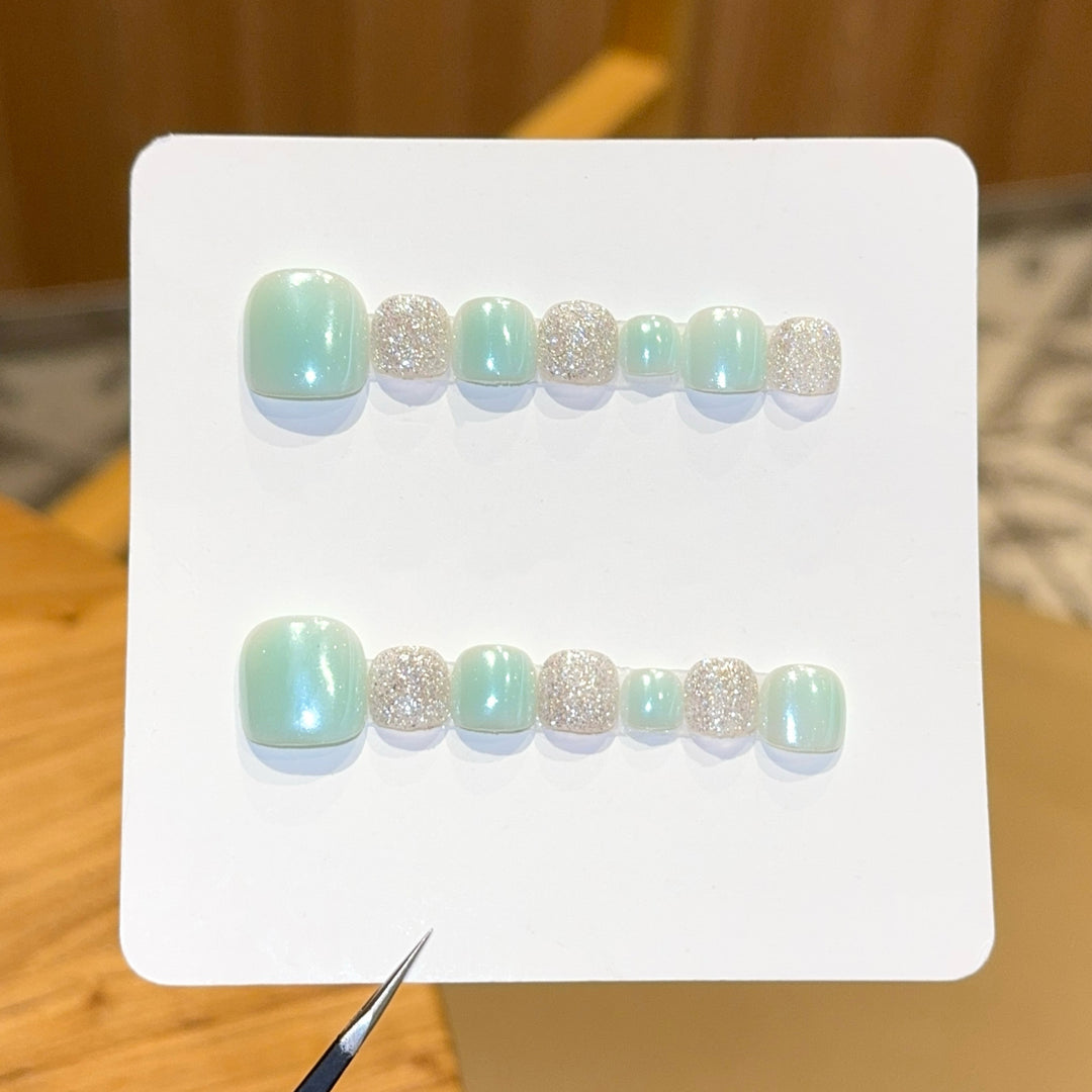 Kunstnagelset mit Glitzer- und Pastellakzent Karnz