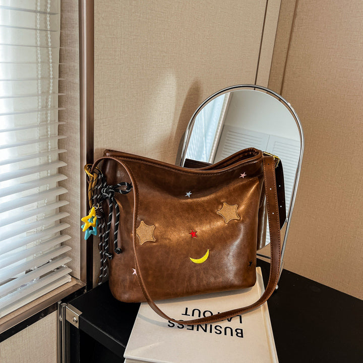 Schultertasche mit Charmanten Applikationen Karnz