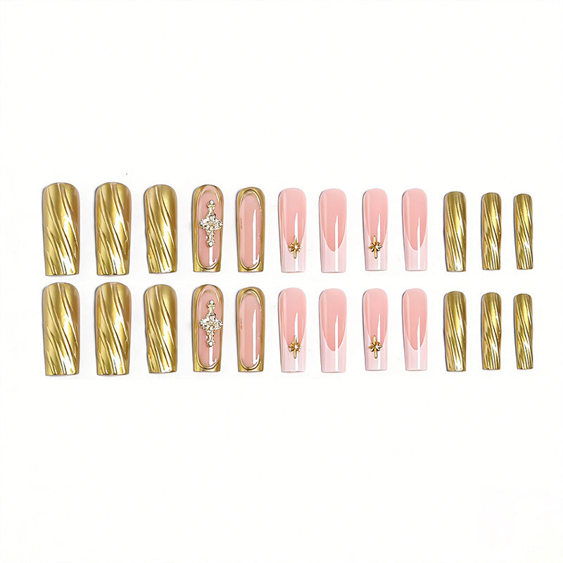 Kunstnagelset mit eleganten goldenen Verzierungen und glamourösen Akzenten Karnz