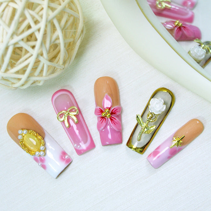Kunstnagelset mit luxuriösen floralen und glamourösen Verzierungen Karnz