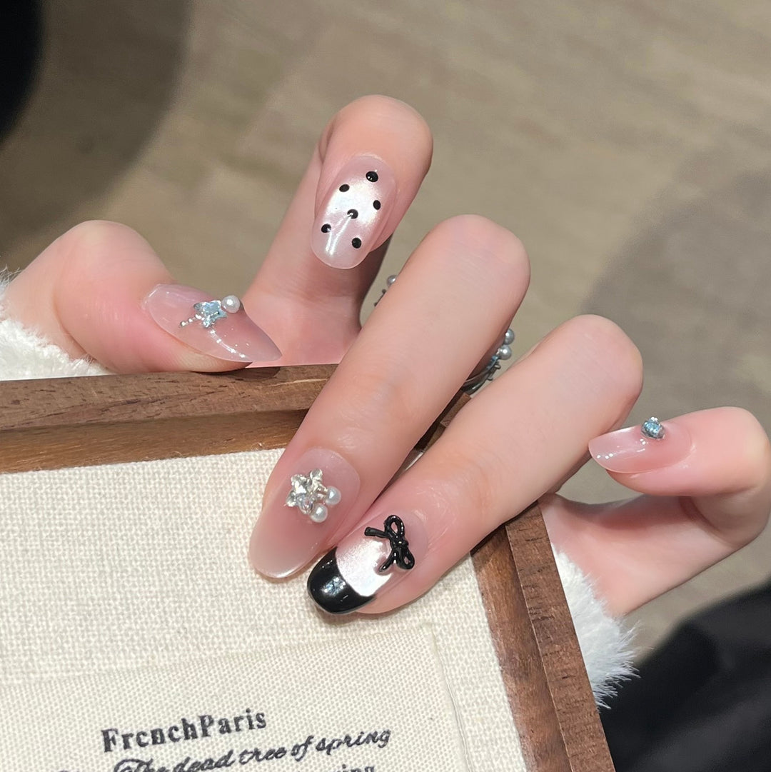 Dekorative Strass-Nagelkunst Karnz