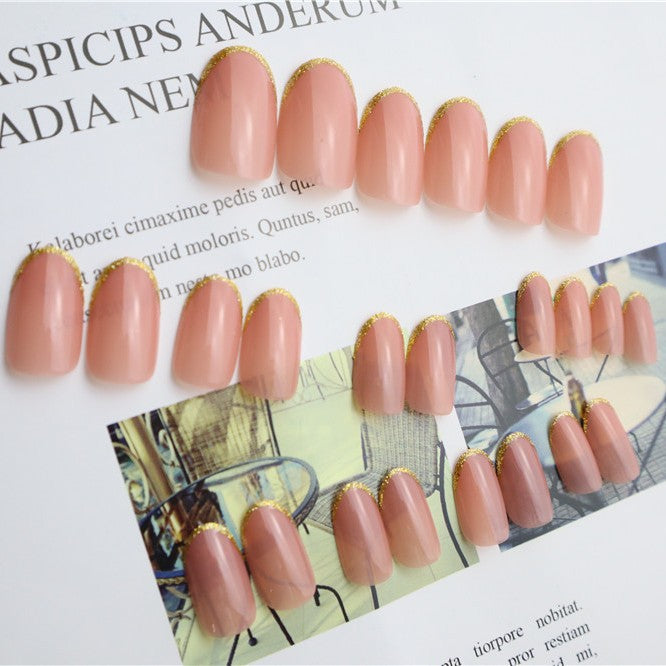 Elegantes Glossy Press-On Nagelset mit goldenen Akzenten