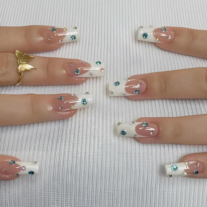 Kunstnagelset mit funkelnden Strass-Akzenten und eleganten Details Karnz