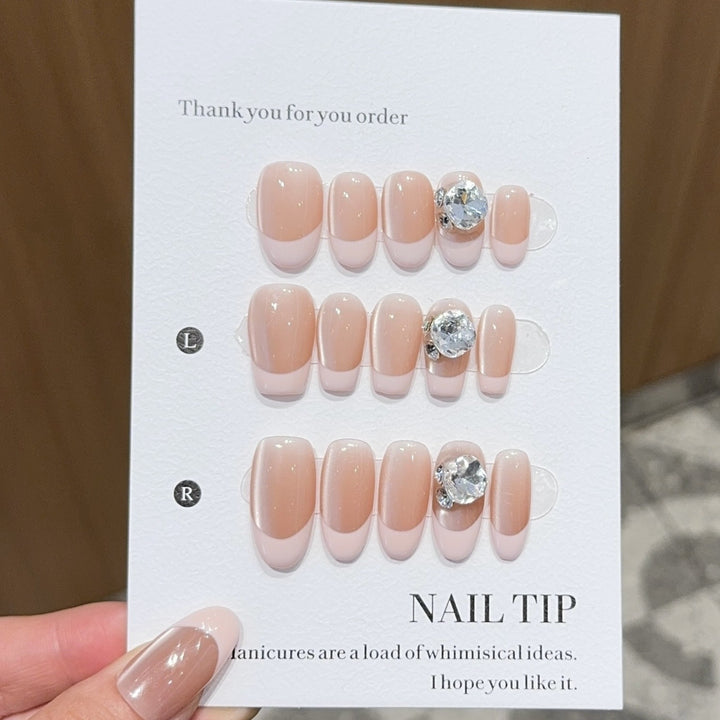 Kunstnagelspitzen mit Eleganten Strassakzenten Karnz