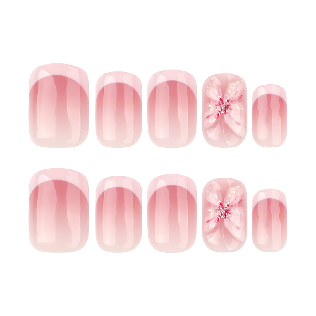 Stilvolle Nagelkunst mit floralen Akzenten Karnz