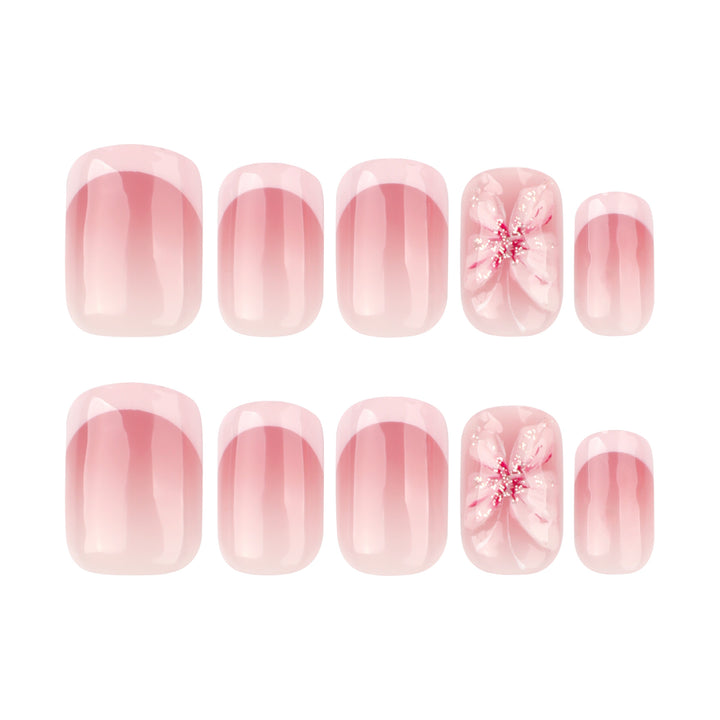 Stilvolle Nagelkunst mit floralen Akzenten Karnz
