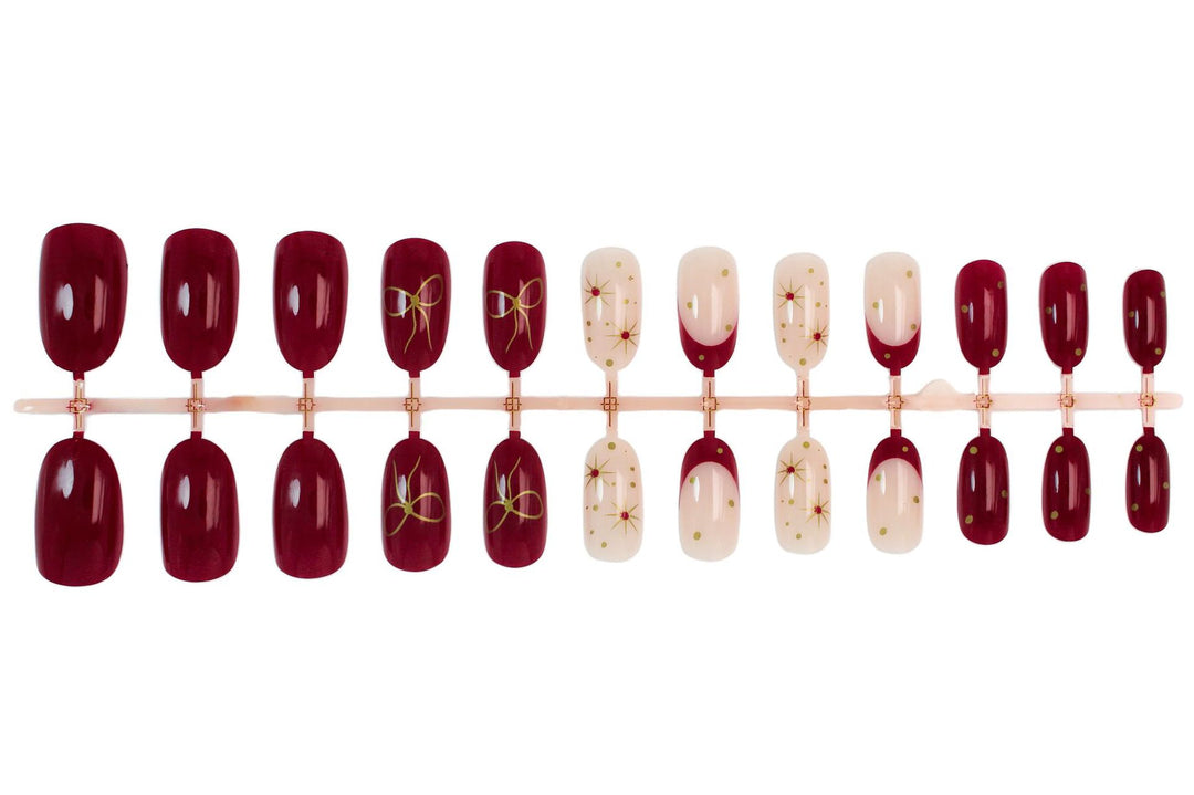 Kunstnagelset mit luxuriösen Verzierungen und modernen Designs Karnz
