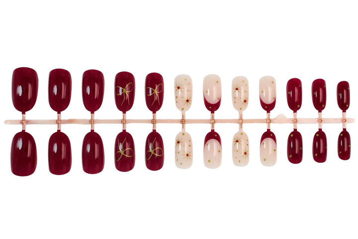 Kunstnagelset mit luxuriösen Verzierungen und modernen Designs Karnz