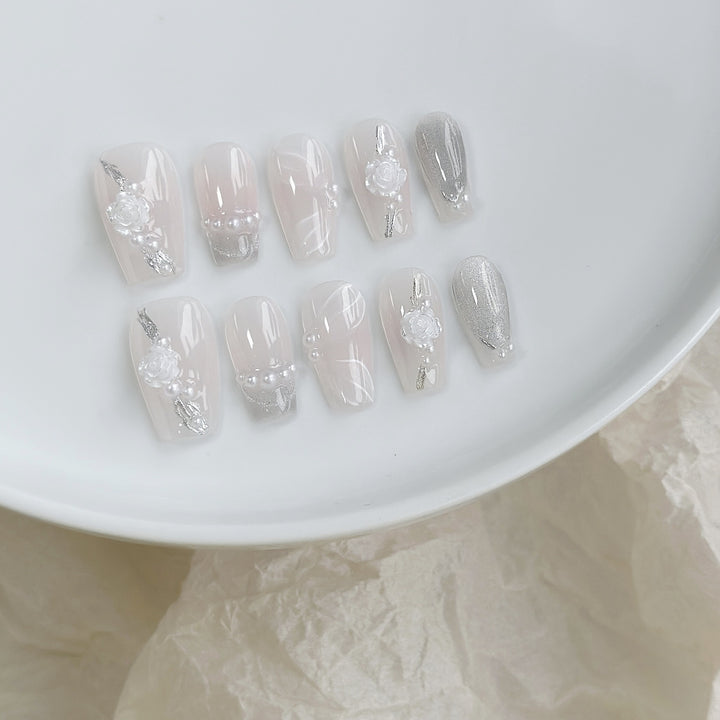 Elegantes Press-On-Nagelkunst-Set mit floralen und perlmuttartigen Akzenten