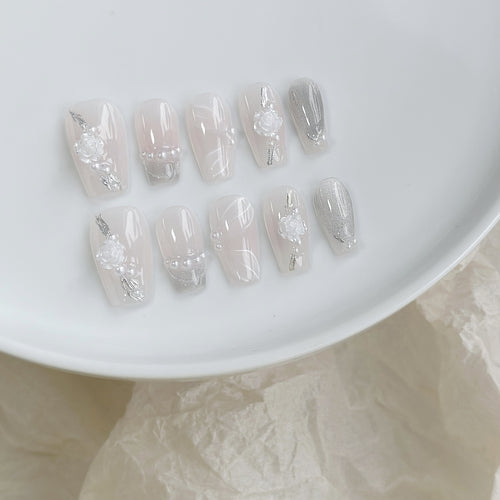 Elegantes Press-On-Nagelkunst-Set mit floralen und perlmuttartigen Akzenten