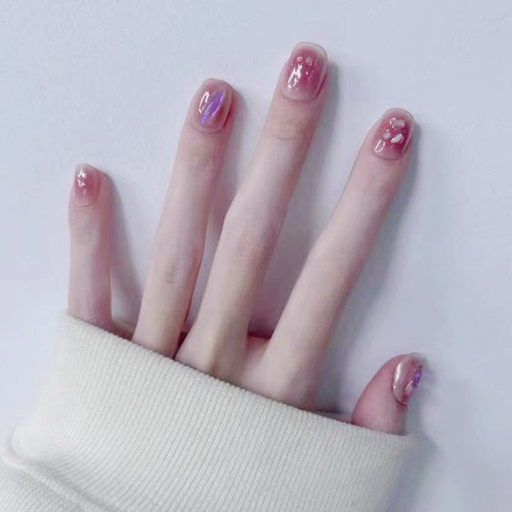 Kunstnägel mit zartem Glitzerdesign und floralem Akzent Karnz